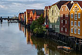 Trondheim Norvegia. Gli ultimi raggi di sole ci danno l'occasione di fotografare di nuovo i briggene sulla riva orientale della Nidelva.